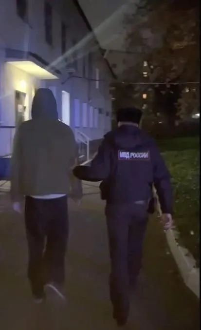 В Тюмени мужчина с ножом набросился на сотрудницу магазина «Магнит» и попытался скрыться; задержан благодаря действиям прохожего.