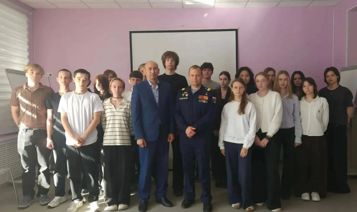 На уроке патриотизма школьникам рассказали о фронтовом пути Героя России и о том, как формируется характер защитника Родины.