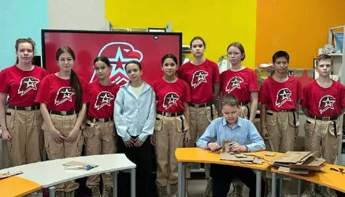 Ученики школы №30, участники юнармии, освоили изготовление свечей, которые отправят на передовую, и приняли участие в акции Тыл — фронту по сбору макулатуры.