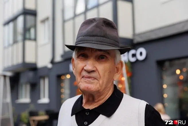 89-летний житель Тюмени поделился жизненным опытом, рассказал о семье и принципах счастья: любить жизнь, не унывать и трудиться.