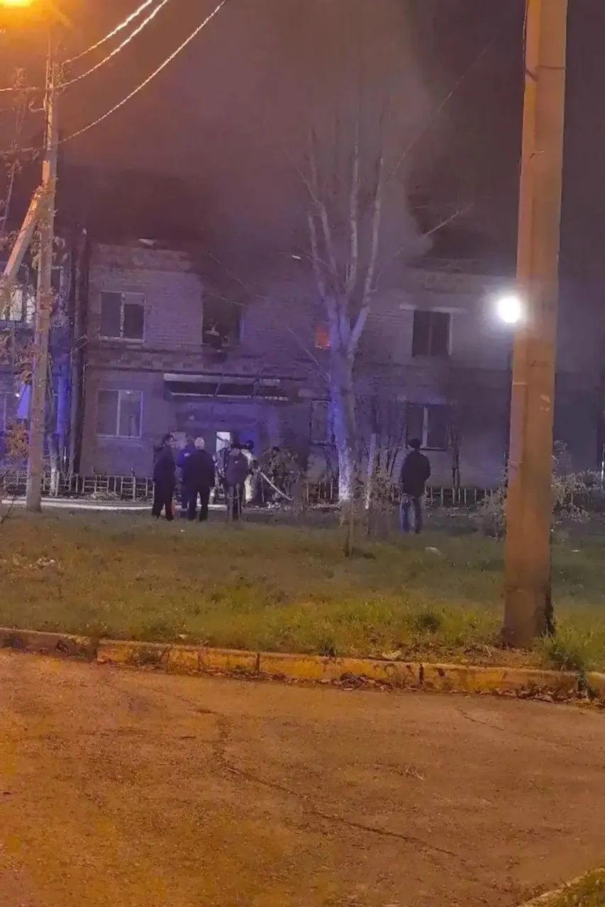 Площадь пожара составила 30 квадратных метров; причина — неосторожное обращение с огнем; спасти пострадавшего не удалось.