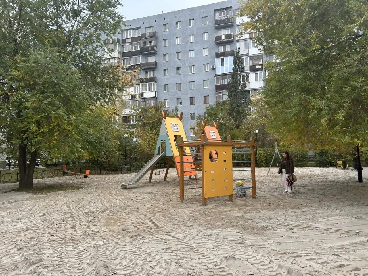 Детский комплекс с качелями, песочницей и горками исчез в сквере на улице Республики; выполнен демонтаж по итогам технической оценки, в ближайшее время планируется установка нового оборудования.