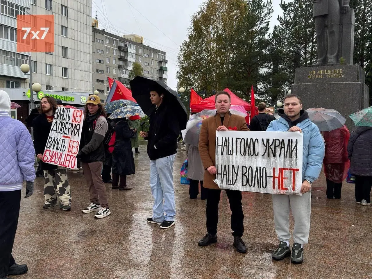Около 60 человек вышли на акцию; полиция не вмешивалась; организаторы — партии Рассвет и КПРФ.