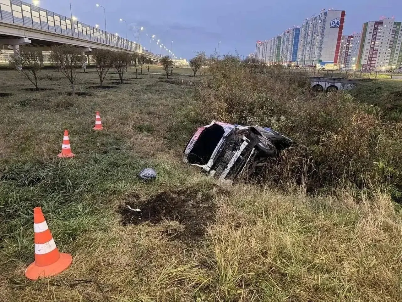 На 1-м километре автодороги Тюмень — Боровский — Богандинский автомобиль каршеринга съехал в кювет и опрокинулся. Водитель скрылся, пострадавших нет; на месте работают сотрудники ГИБДД.