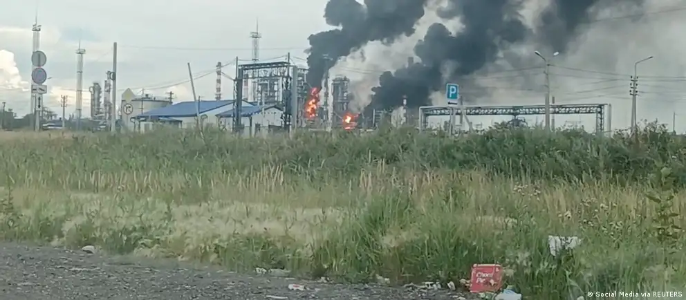 Дроны ударили по Омску, повредив завод Омский каучук и склад OZON; разгорелись крупные пожары, власти оценивают последствия и устанавливают причины.