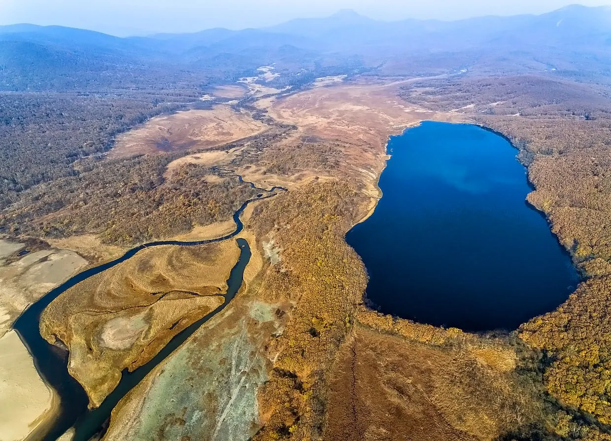 Законопроект Минприроды допускает изъятие участков из состава ООПТ для застройки крупных объектов; экологические эксперты предупреждают о рисках для природы, подписано обращение более ста экологов.