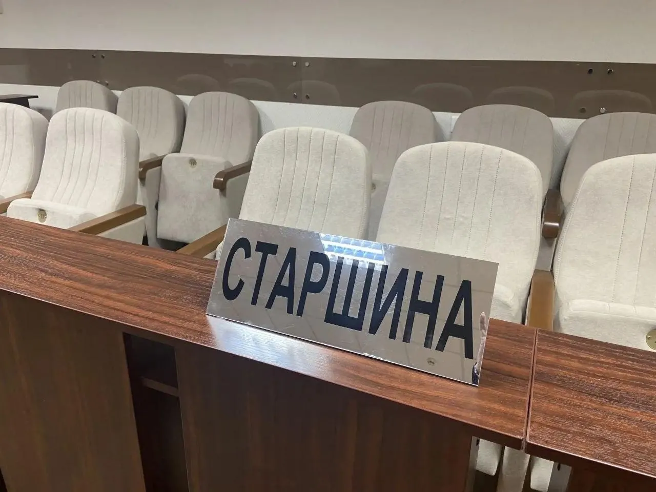 План снижения числа заседателей вдвое и новые правила в зале совещаний вызывают обсуждения о сути реформы.