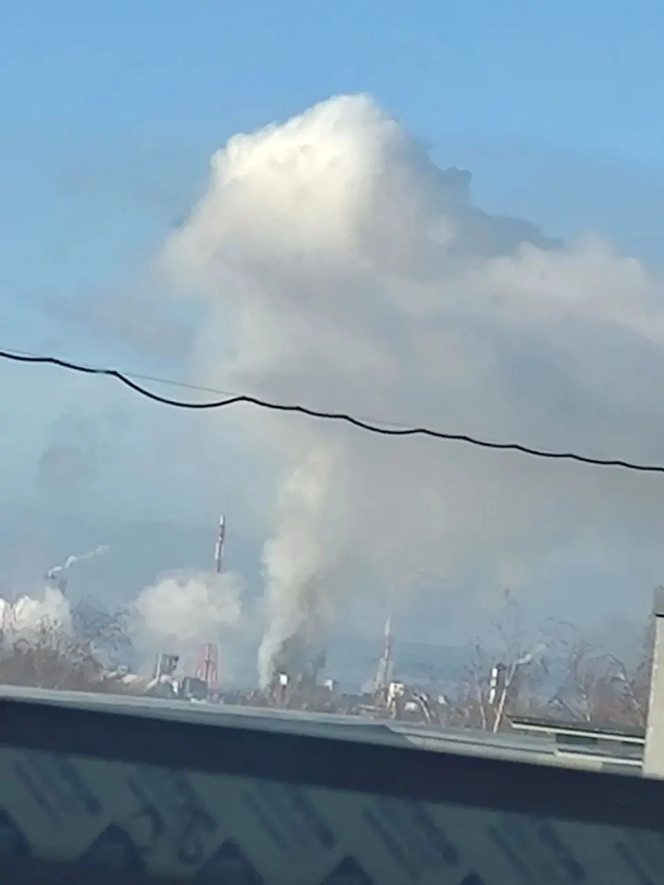 Ночью и утром 23 октября над Нижегородской областью были зафиксированы атаки беспилотников. Три человека госпитализированы, повреждены дома и образовательные объекты, над Березниками идёт дым над Азотом.