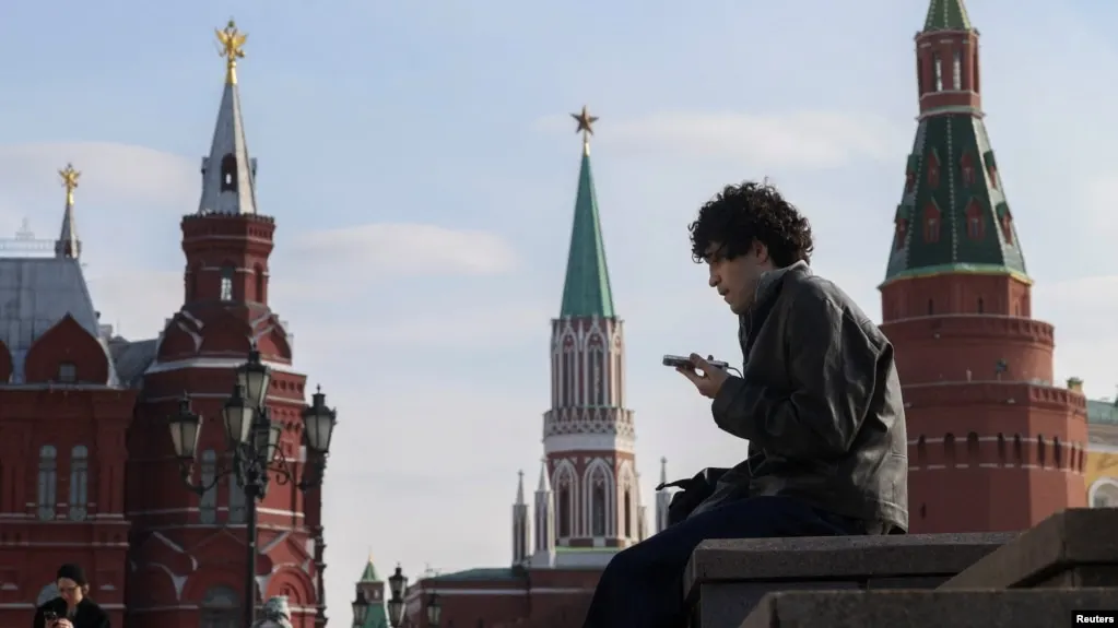 Законопроект предусматривает идентификацию несовершеннолетних в социальных сетях и меры по ограничению их онлайн-доступа; обсуждается на федеральном уровне в рамках усилий по безопасности детей в интернете.