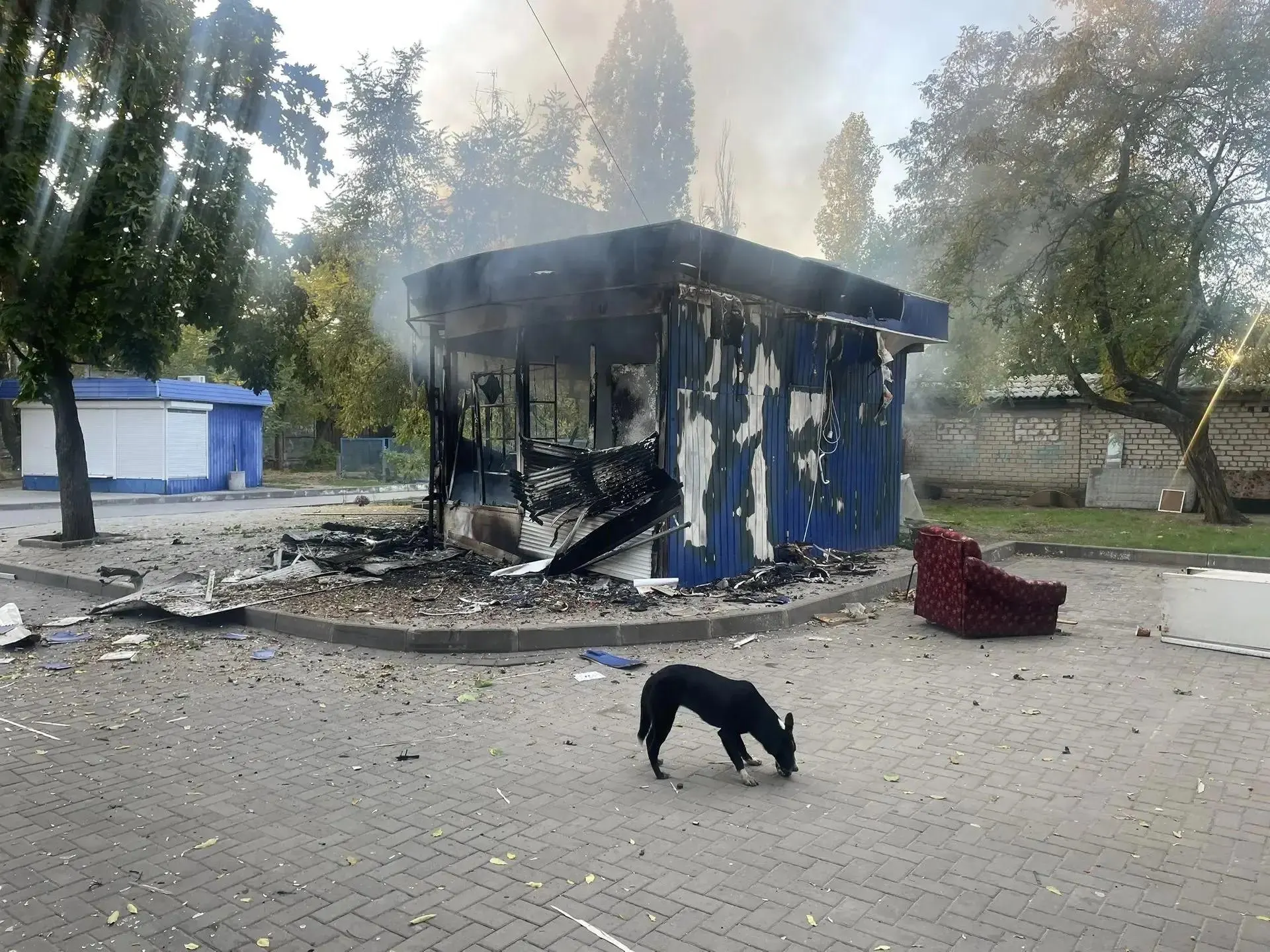 За ночь по центру страны прошли атаки беспилотников; зафиксированы погибшие, раненые и пожары в торговых объектах.